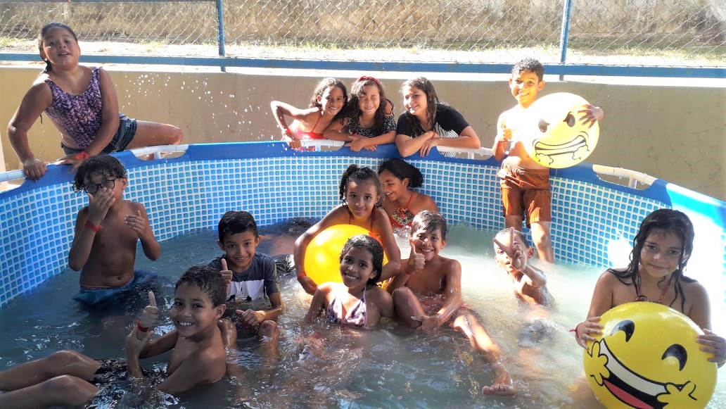 Alunos se divertem em piscina na programação do Dia das Crianças em escola
